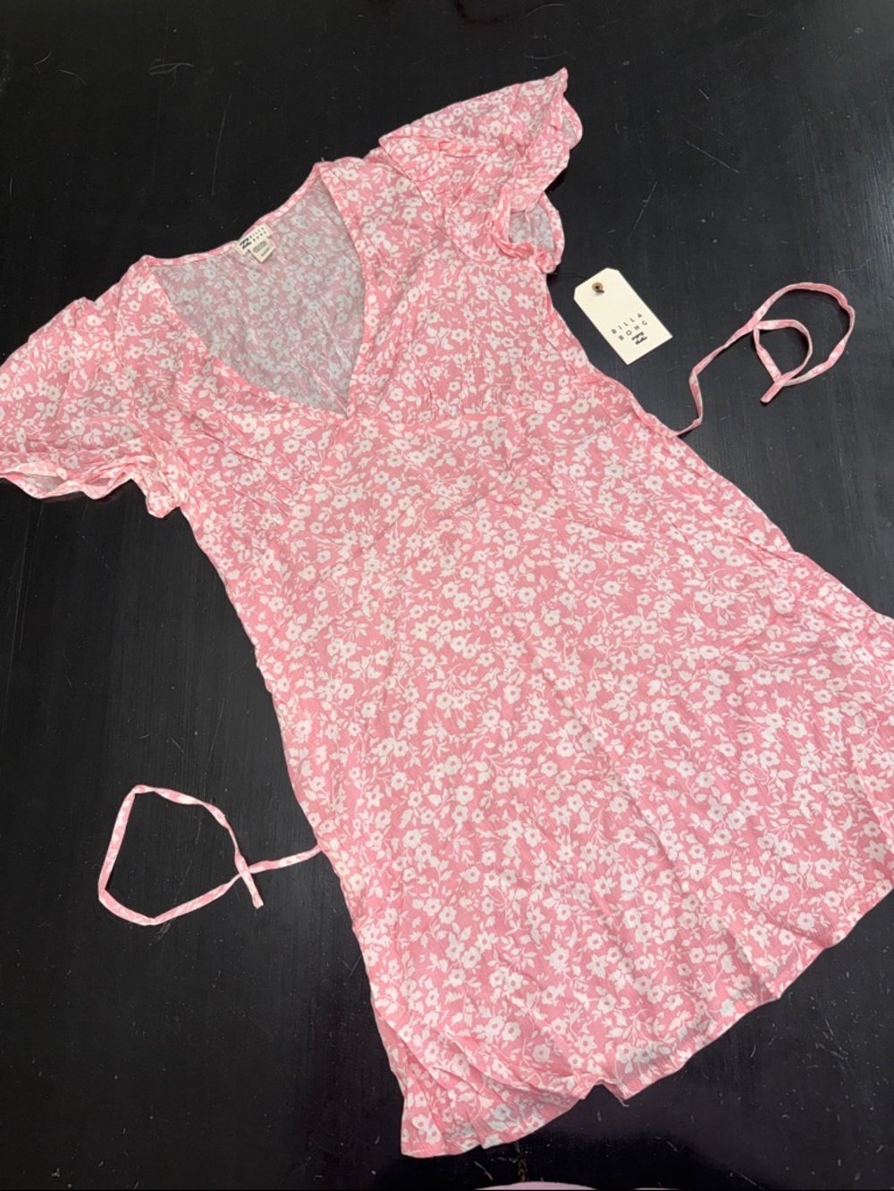 BILLABONG pink floral mini dress. size small. NEW with tags.